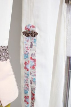 画像4: Ozz oneste /  チャイナタッセル着物袖ロングカーディガン  アイボリー T-25-01-20-016-OO-TO-SA-ZI