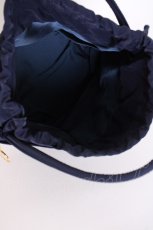画像4: 【SALE】INGEBORG / チャーム付き巾着ハンドバッグ  ネイビー T-25-02-06-042-LO-BG-SA-ZT433 (4)