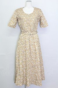 KANEKO ISAO / バラリボン身頃ピンタック半袖ワンピース  ベージュ T-25-02-23-024-EL-OP-SA-ZS