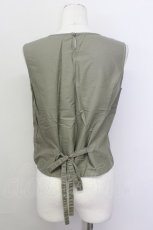 画像2: 【SALE】KANEKO ISAO / ピンタックストライプノースリーブブラウス  オリーブ T-25-02-23-015-EL-TO-SA-ZT219 (2)