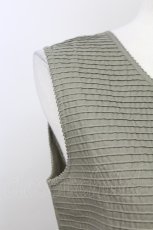 画像3: 【SALE】KANEKO ISAO / ピンタックストライプノースリーブブラウス  オリーブ T-25-02-23-015-EL-TO-SA-ZT219 (3)