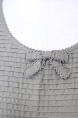 画像4: 【SALE】KANEKO ISAO / ピンタックストライプノースリーブブラウス  オリーブ T-25-02-23-015-EL-TO-SA-ZT219 (4)