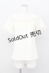 axes femme / 胸元袖レース半袖プルオーバー  アイボリー T-25-02-23-002-AX-TO-SA-ZT219