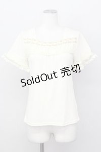 axes femme / 胸元袖レース半袖プルオーバー  アイボリー T-25-02-23-002-AX-TO-SA-ZT219