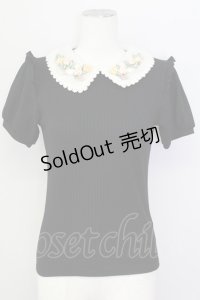 axes femme POETIQUE / フラワーリボン刺繍襟プルオーバー  黒Ｘアイボリー T-25-03-15-020-AX-TO-SA-ZT