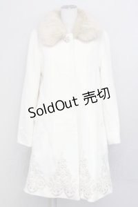 axes femme / オーナメント刺繍入りコート  白 T-25-03-15-031-AX-CO-SA-ZT