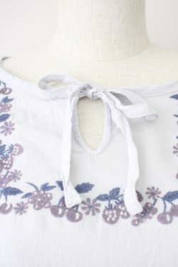 画像4: Fi.n.t / ヨークフルーツ刺繍ブラウス  サックス T-25-03-17-006-CA-BL-SA-ZI