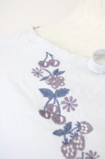 画像5: Fi.n.t / ヨークフルーツ刺繍ブラウス  サックス T-25-03-17-006-CA-BL-SA-ZI (5)