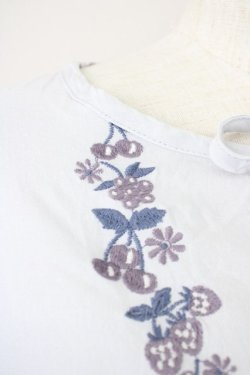 画像5: Fi.n.t / ヨークフルーツ刺繍ブラウス  サックス T-25-03-17-006-CA-BL-SA-ZI