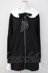KRY CLOTHING / 「NUTOKUCHO」レースアップスリーブ襟リボンワンピ  ブラック×ホワイト T-25-03-20-014-EL-OP-SA-ZT001
