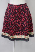 Franche Lippee / チェリー柄スカート  黒Ｘ赤 T-25-03-26-026-LO-SK-SA-ZI