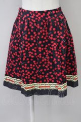 Franche Lippee / チェリー柄スカート  黒Ｘ赤 T-25-03-26-026-LO-SK-SA-ZI