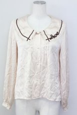 画像1: 【SALE】F i.n.t / 襟レタリングサテンブラウス  ベージュ T-25-03-30-004-CA-BL-SA-ZT089 (1)