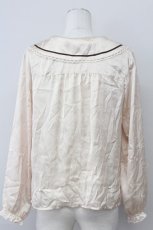 画像2: 【SALE】F i.n.t / 襟レタリングサテンブラウス  ベージュ T-25-03-30-004-CA-BL-SA-ZT089 (2)