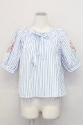 F&A / ストライプバラ刺繍ブラウス  ブルーストライプ T-25-03-31-014-LO-BL-SA-ZT069