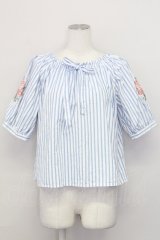 F&A / ストライプバラ刺繍ブラウス  ブルーストライプ T-25-03-31-014-LO-BL-SA-ZT069