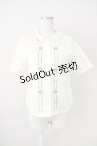 Fi.n.t / フロント小花刺繍ブラウス  アイボリー T-25-04-21-004-CA-BL-SA-ZI