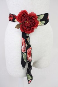 WONDERFUL WORLD / バラコサージュ付きサッシュベルト  ブラック×レッド T-25-04-25-002-LO-ZA-SA-ZT