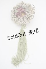 WONDERFUL WORLD / タッセル付き菊コサージュ  グリーン T-25-04-26-002-LO-ZA-SA-ZT