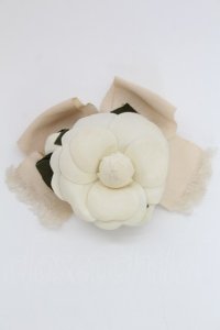 KANEKO ISAO / カメリアリボンコサージュ  シロ×ベージュ T-25-06-28-017-EL-ZA-OW-ZT