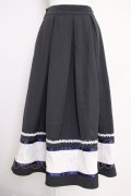 axes femme / バイカラープリーツスカート  黒Ｘ白Ｘ紺 T-25-07-05-018-AX-SK-SA-ZT