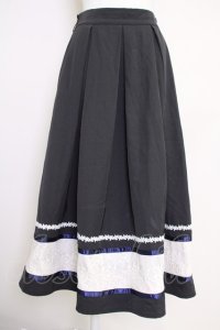 axes femme / バイカラープリーツスカート  黒Ｘ白Ｘ紺 T-25-07-05-018-AX-SK-SA-ZI