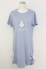 axes femme / 香水瓶プリントTシャツワンピース  青 T-25-07-09-008-AX-OP-SA-ZI