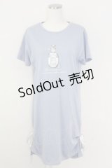 axes femme / 香水瓶プリントTシャツワンピース  青 T-25-07-09-008-AX-OP-SA-ZI