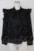 axes femme / フリルハイネックリボンタイブラウス  黒Ｘ白 T-25-07-09-009-AX-BL-SA-ZT