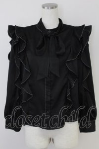 axes femme / フリルハイネックリボンタイブラウス  黒Ｘ白 T-25-07-09-009-AX-BL-SA-ZI