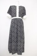 axes femme / 小花柄ワンピース  黒Ｘ白 T-25-07-10-017-AX-OP-SA-ZT