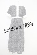axes femme / 小花柄ワンピース  黒Ｘ白 T-25-07-10-017-AX-OP-SA-ZI