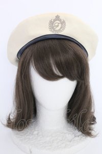 Fi.n.t / エンブレム刺繍ベレー帽  アイボリー T-25-07-14-030-CA-AC-OW-ZT