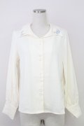 an another angelus / カリグラフィーローズ刺繍衿ブラウス  オフホワイト T-25-07-24-006-CA-BL-SA-ZI