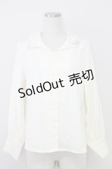 an another angelus / カリグラフィーローズ刺繍衿ブラウス  オフホワイト T-25-07-24-006-CA-BL-SA-ZI