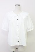axes femme / アソートボタンビッグ襟ブラウス  ホワイト T-25-07-31-003-AX-BL-SA-ZT