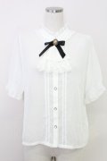 axes femme / カメオ×ジャボブローチ付ブラウス  ホワイト T-25-07-31-004-AX-BL-SA-ZT