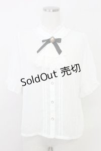 axes femme / カメオ×ジャボブローチ付ブラウス  ホワイト T-25-07-31-004-AX-BL-SA-ZT