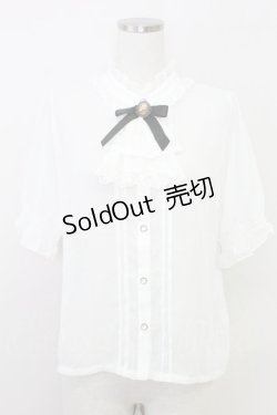 画像1: axes femme / カメオ×ジャボブローチ付ブラウス  ホワイト T-25-07-31-004-AX-BL-SA-ZT