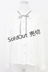 axes femme POETIQUE / 巻き薔薇デザインフリルブラウス  アイボリー T-25-07-31-005-AX-BL-SA-ZT