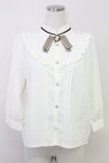 axes femme / カメオブローチ付シフォンブラウス  アイボリー T-25-07-31-006-AX-BL-SA-ZT