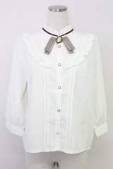 axes femme / カメオブローチ付シフォンブラウス  アイボリー T-25-07-31-006-AX-BL-SA-ZT