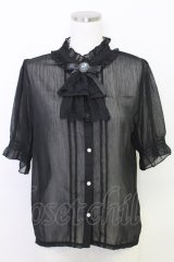 axes femme / カメオ×ジャボブローチ付ブラウス  ブラック T-25-07-31-011-AX-BL-SA-ZT