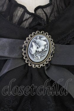 画像4: axes femme / カメオ×ジャボブローチ付ブラウス  ブラック T-25-07-31-011-AX-BL-SA-ZT