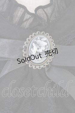 画像4: axes femme / カメオ×ジャボブローチ付ブラウス  ブラック T-25-07-31-011-AX-BL-SA-ZT074