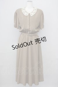 INGEBORG / レース襟半袖ワンピース  ベージュ T-25-08-24-014-LO-OP-SA-ZI