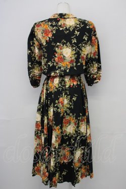 画像2: INGEBORG / 琵琶ベリー薔薇ブーケプリントワンピース  黒 T-25-08-24-018-LO-OP-SA-ZT