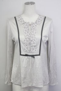INGEBORG / カメリアワッペン刺繍デザインカットソー  グレー T-25-08-30-022-LO-TO-SA-ZI