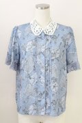 axes femme POETIQUE / プリュムプリントレース襟ブラウス  ブルー T-25-09-05-012-AX-TO-SA-ZI