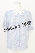 axes femme POETIQUE / プリュムプリントレース襟ブラウス  ブルー T-25-09-05-012-AX-TO-SA-ZI